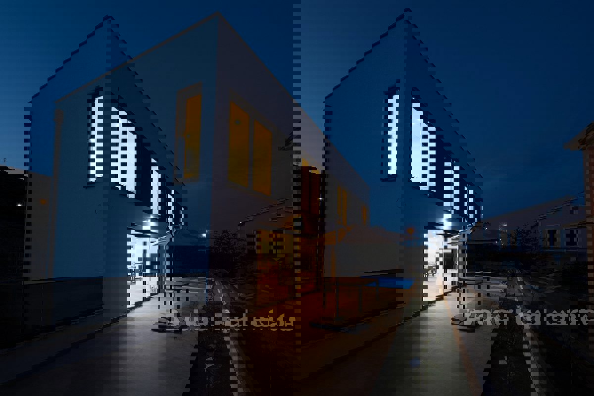 Villa con piscina e garage