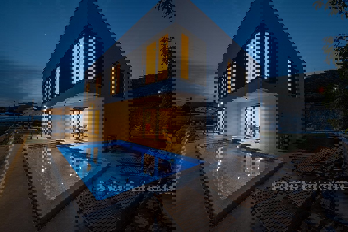 Villa con piscina e garage