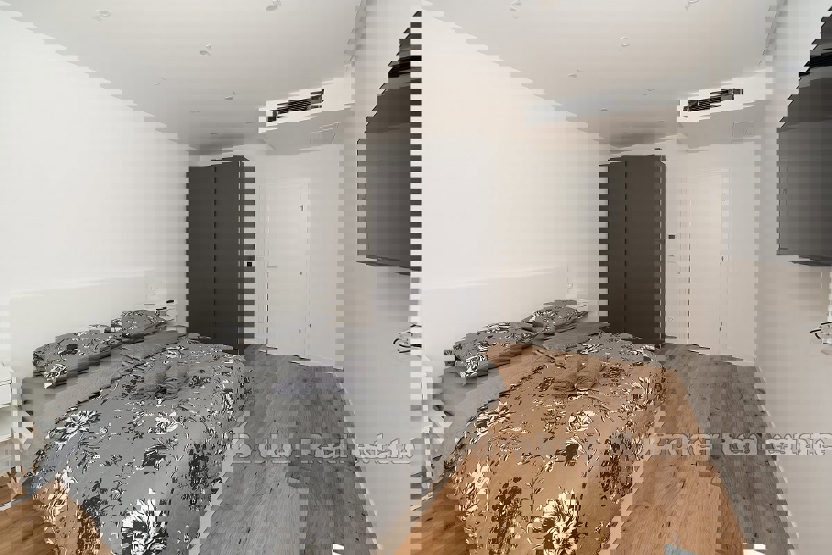 Villa con piscina e garage