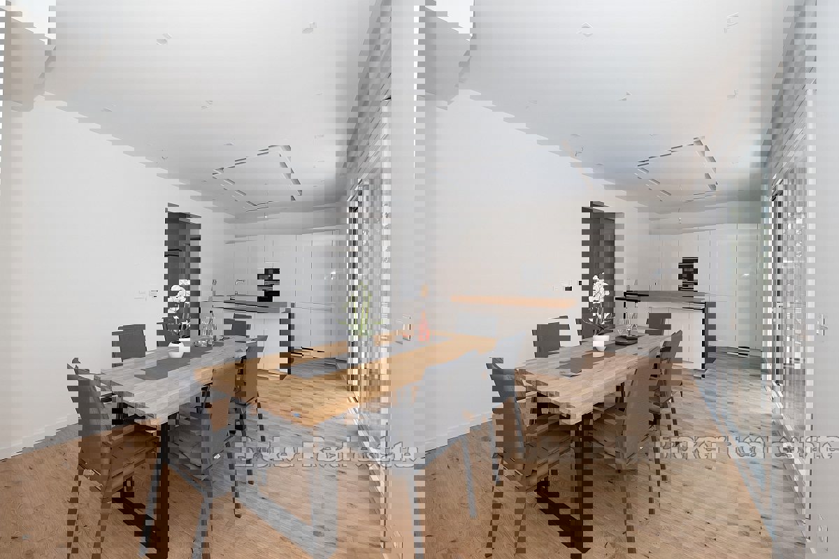 Villa con piscina e garage