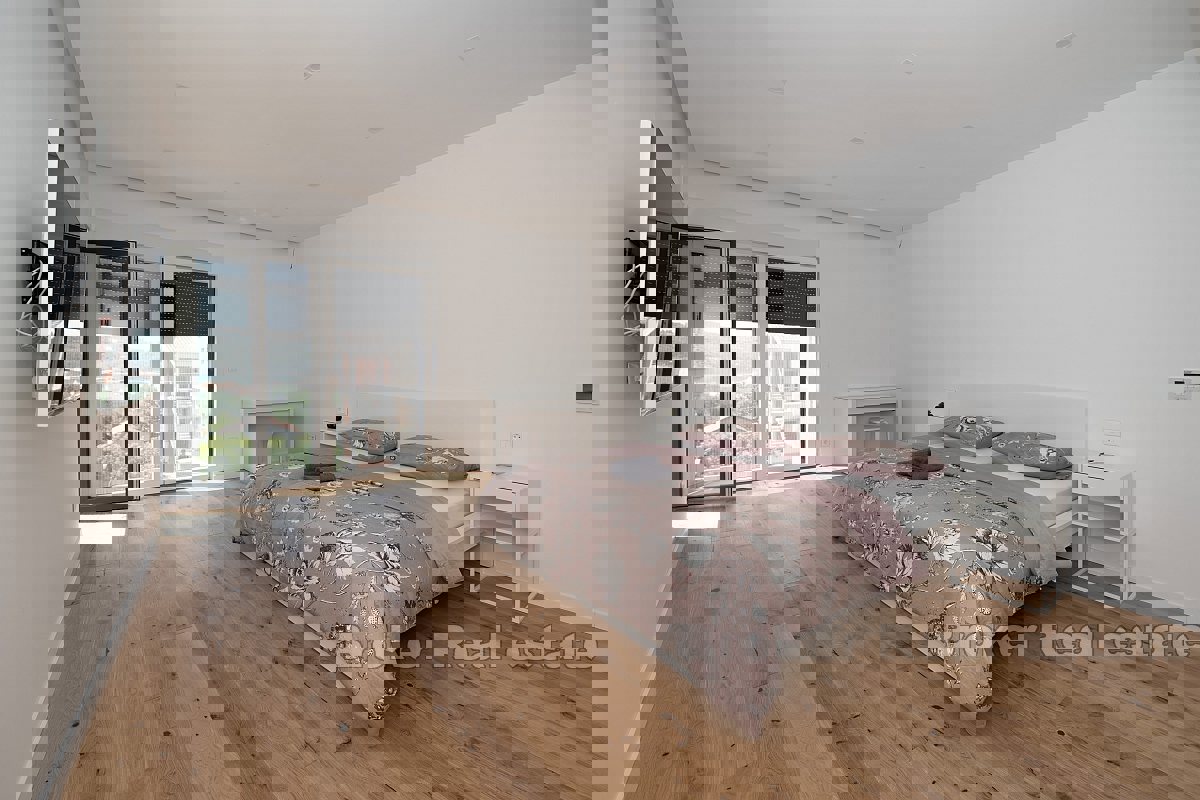 Villa con piscina e garage