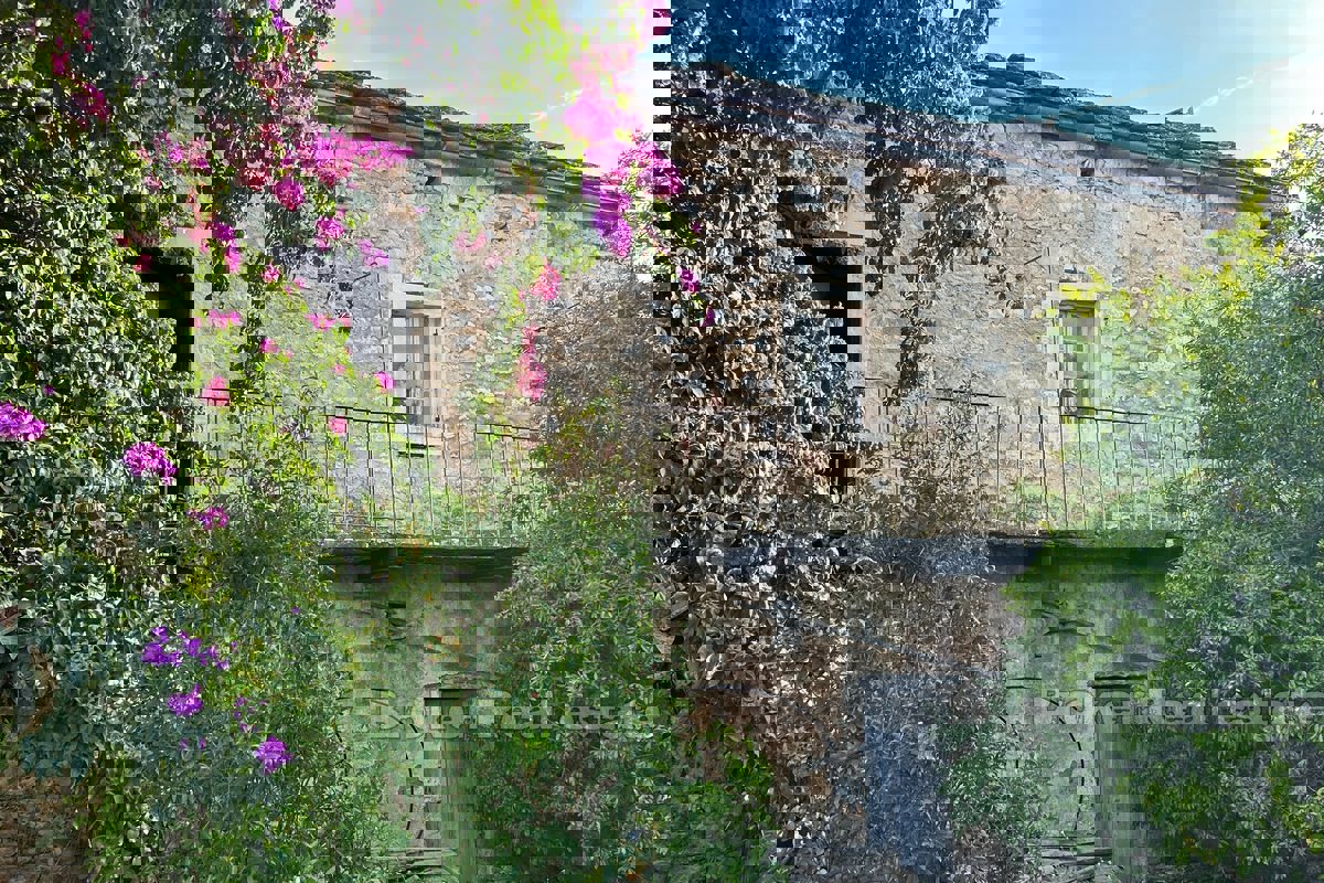 Casa in pietra in un'ottima posizione