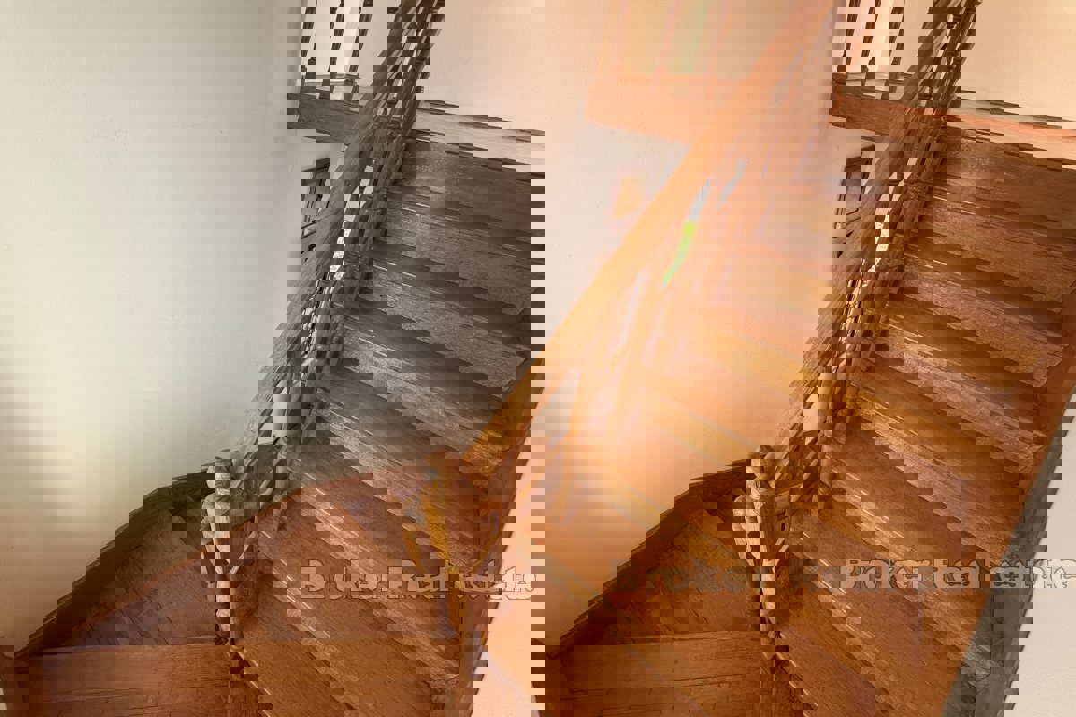 Casa nel centro della città con vista parziale sul mare