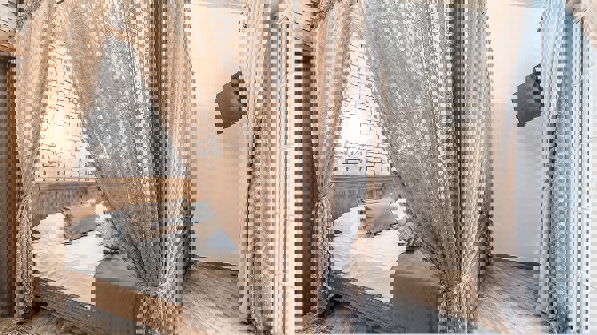 Affascinante villa con campo da tennis e vista mare