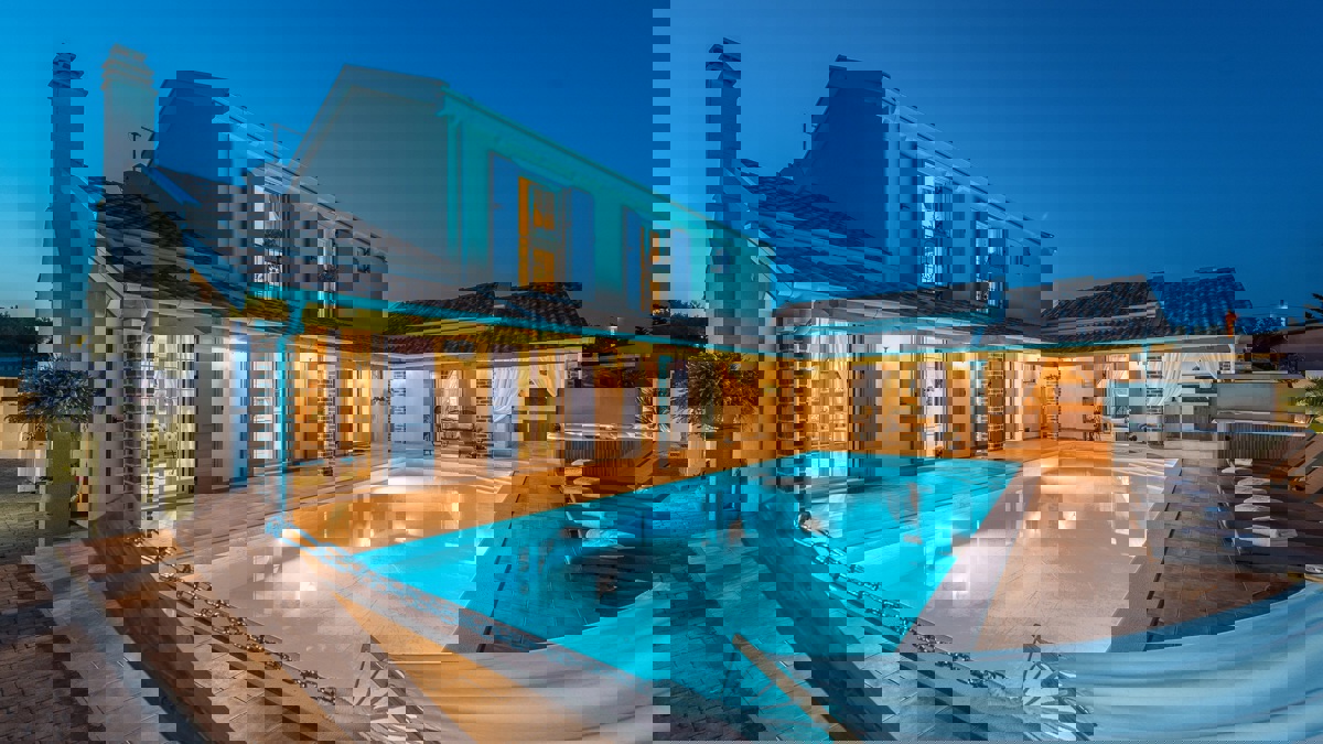 Affascinante villa con campo da tennis e vista mare