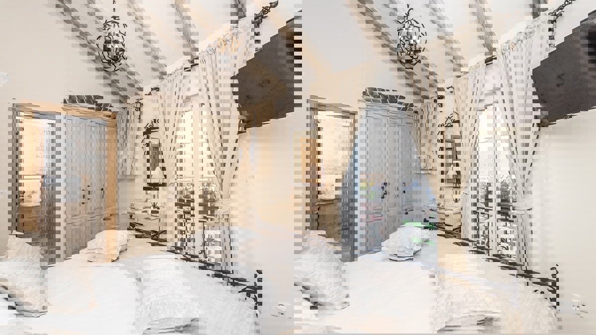 Affascinante villa con campo da tennis e vista mare