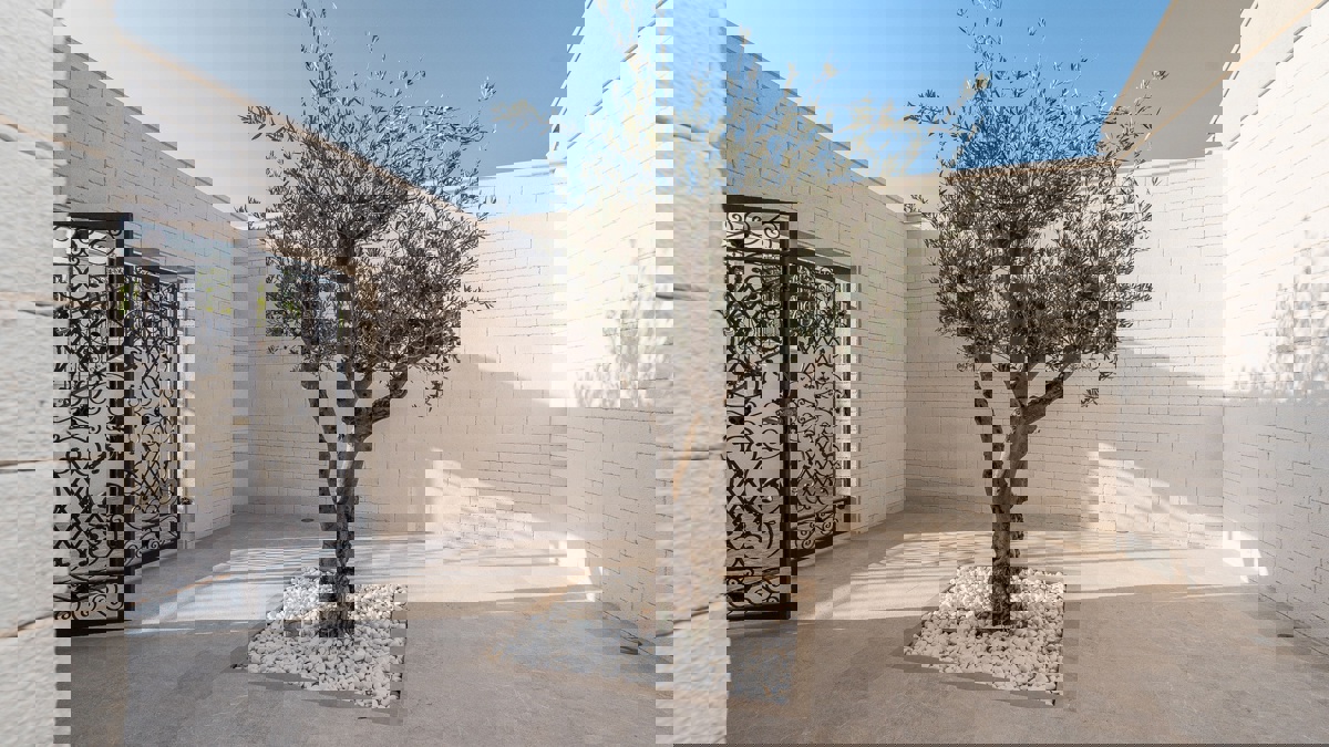 Affascinante villa con campo da tennis e vista mare