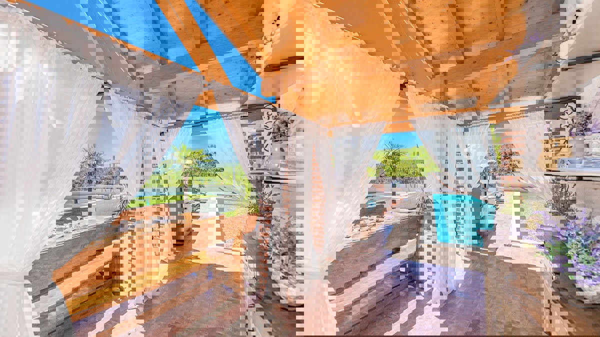 Affascinante villa con campo da tennis e vista mare