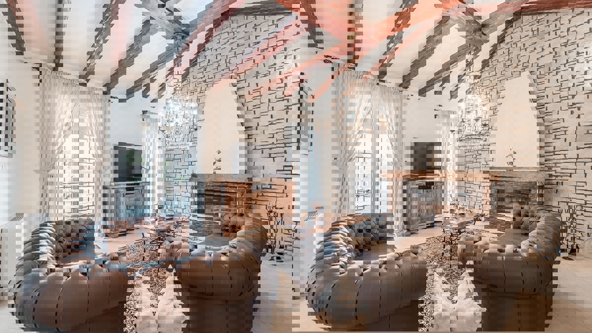 Affascinante villa con campo da tennis e vista mare