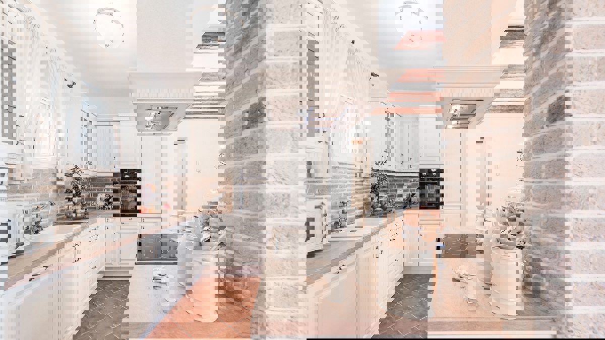 Affascinante villa con campo da tennis e vista mare