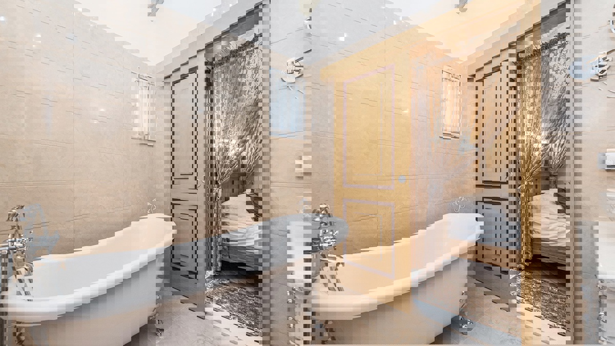 Affascinante villa con campo da tennis e vista mare