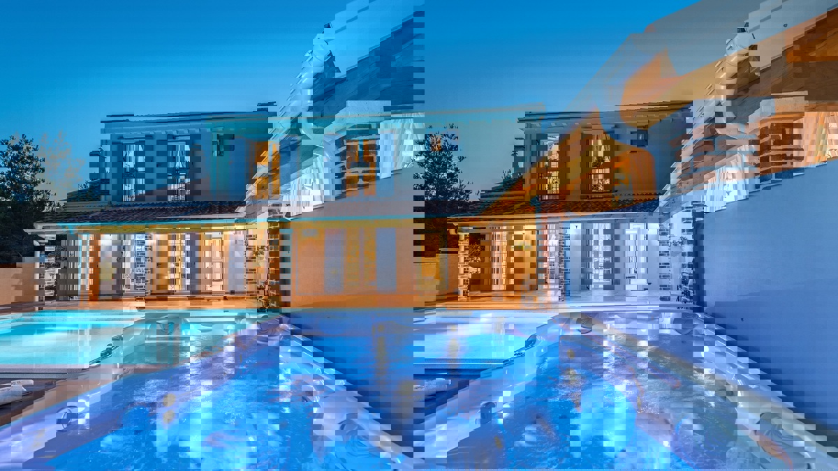 Affascinante villa con campo da tennis e vista mare