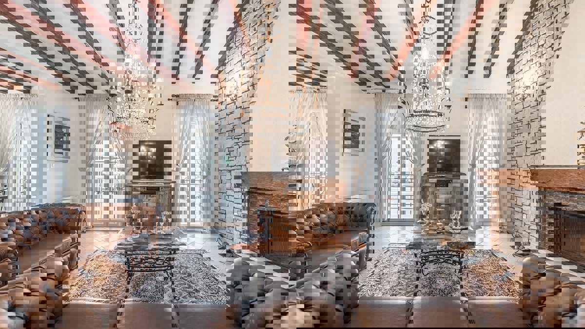 Affascinante villa con campo da tennis e vista mare