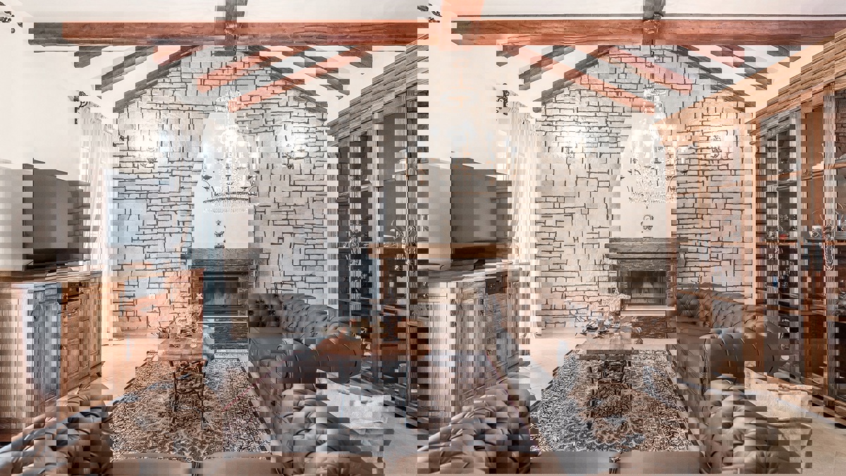 Affascinante villa con campo da tennis e vista mare