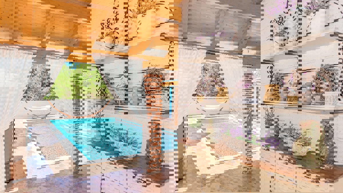 Affascinante villa con campo da tennis e vista mare