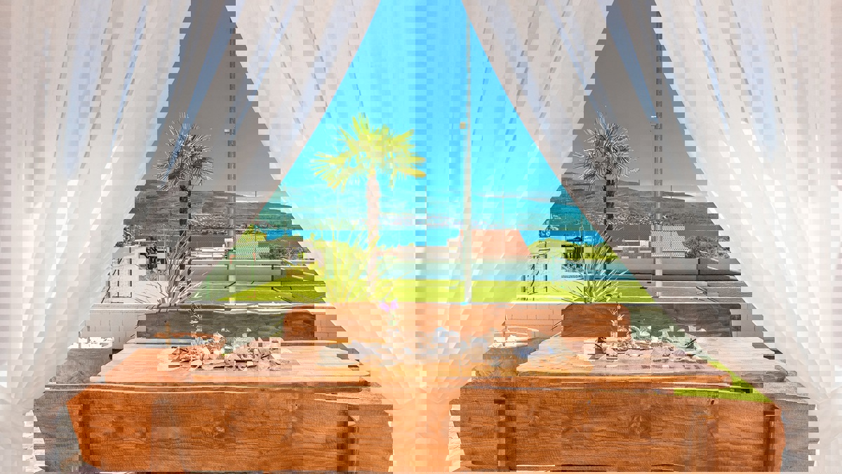 Affascinante villa con campo da tennis e vista mare