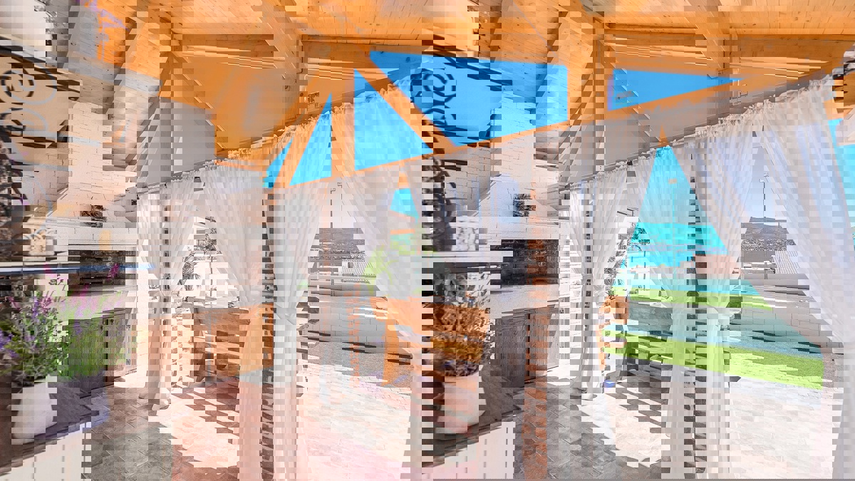 Affascinante villa con campo da tennis e vista mare