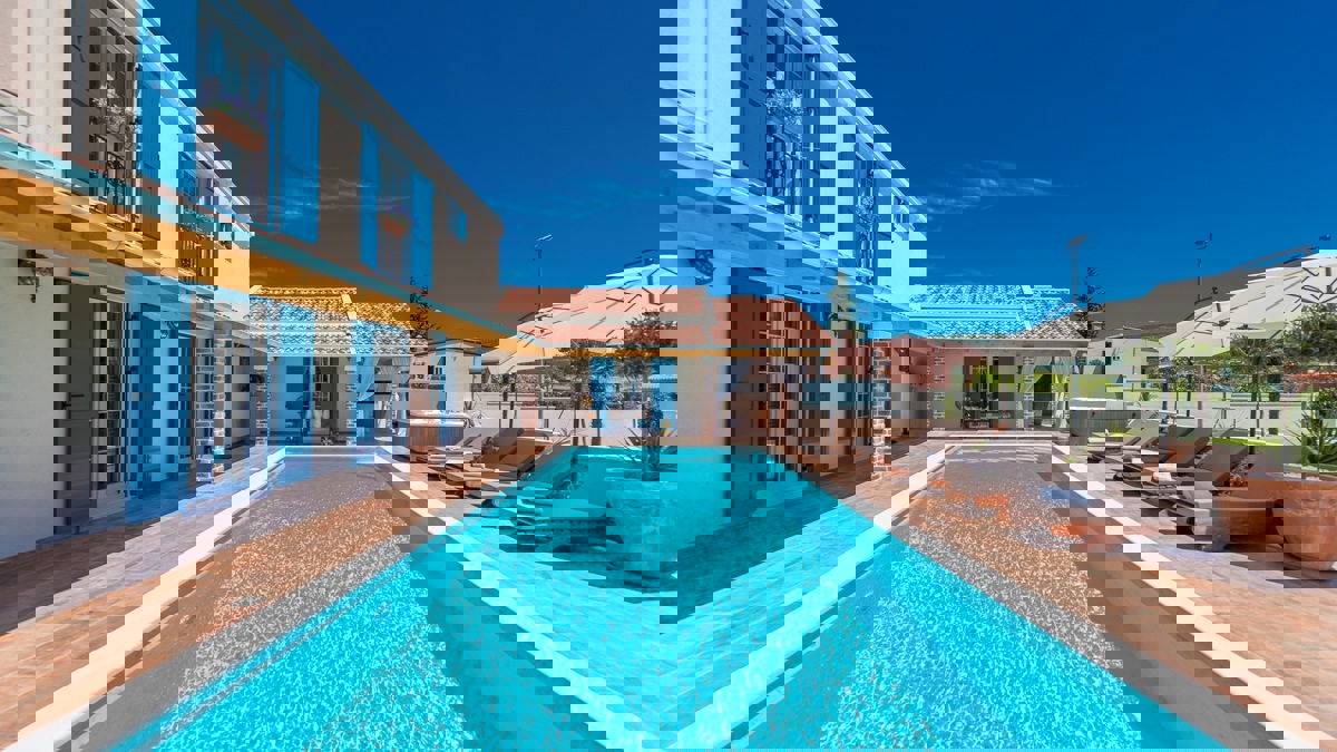 Affascinante villa con campo da tennis e vista mare