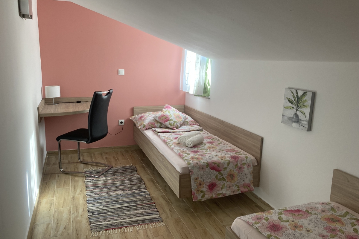 Casa con appartamenti fronte mare