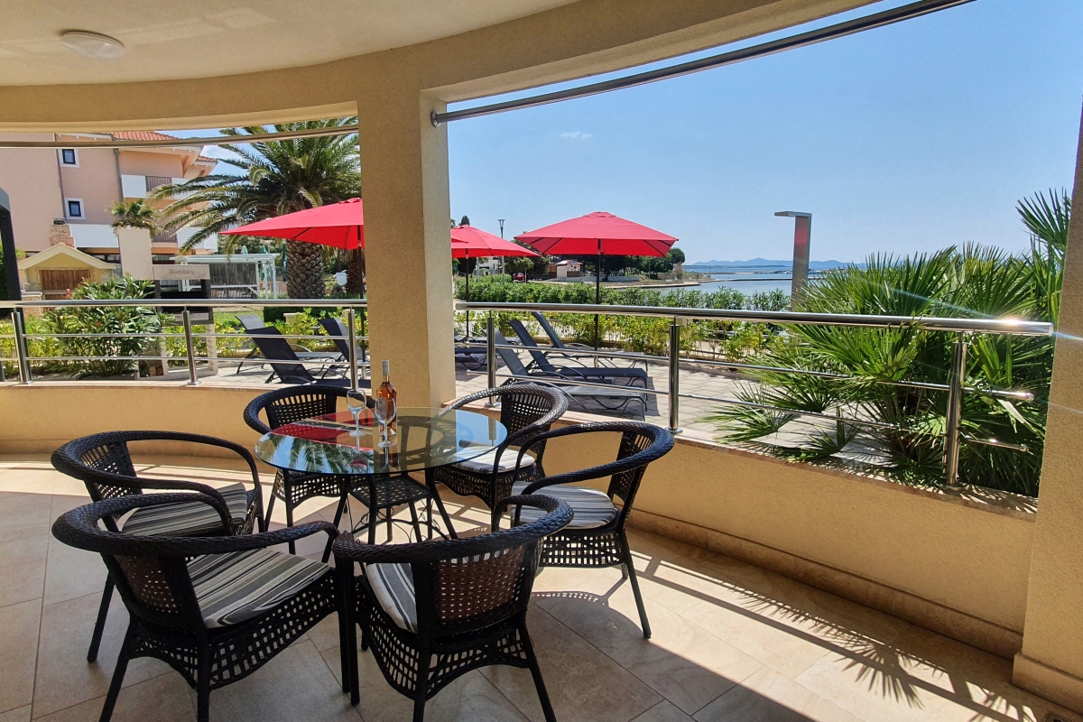 Casa con appartamenti fronte mare