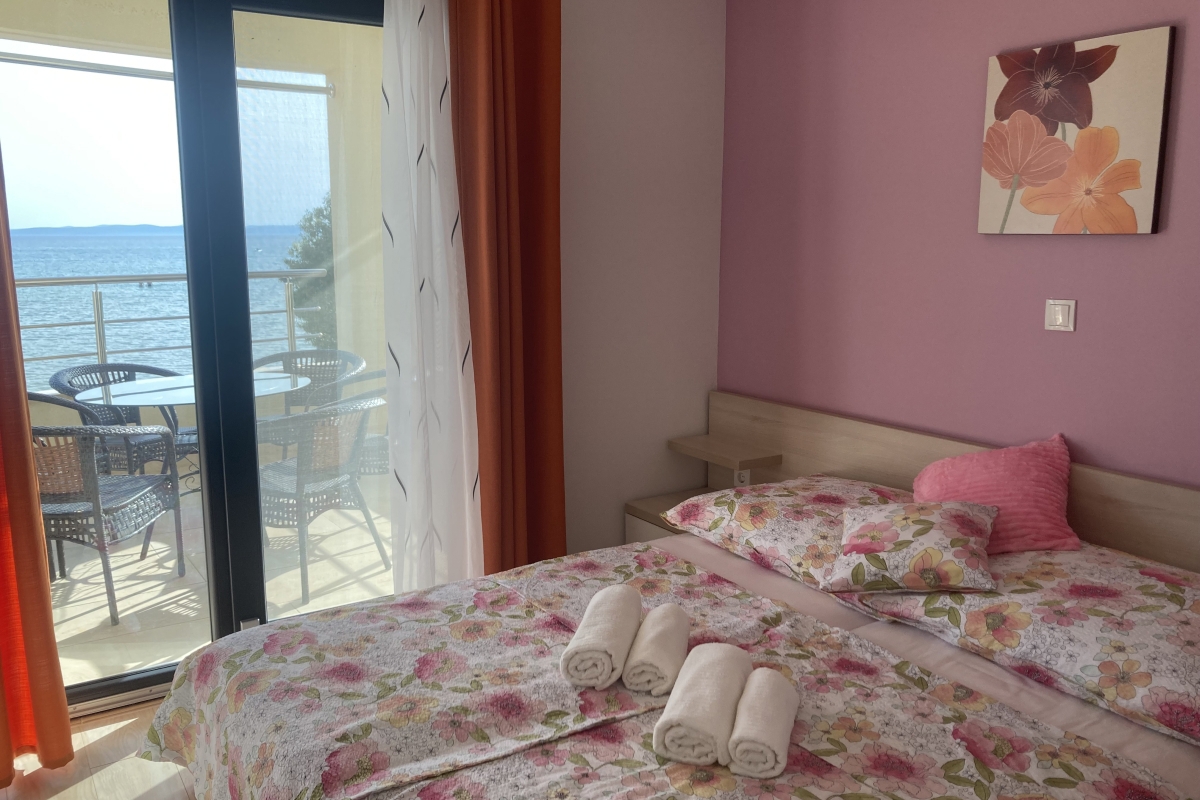 Casa con appartamenti fronte mare