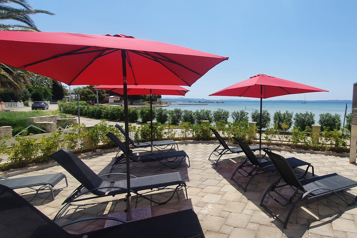 Casa con appartamenti fronte mare