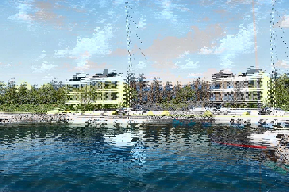 Lussuoso appartamento con due camere da letto in prima fila sul mare