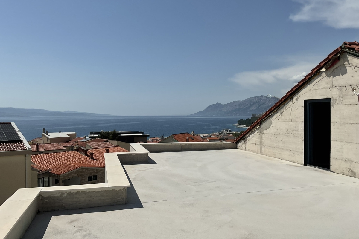 Lussuoso appartamento duplex in un nuovo edificio con vista mare