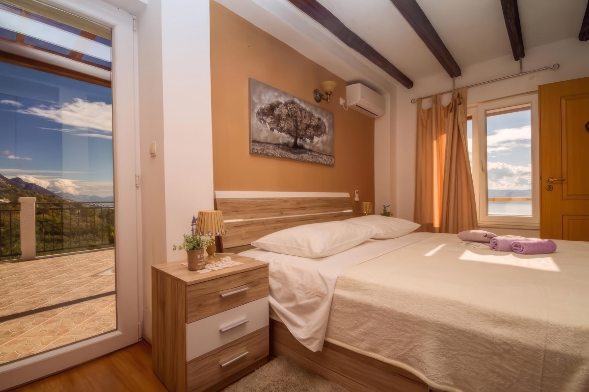 Casa in pietra con piscina e vista mare aperta