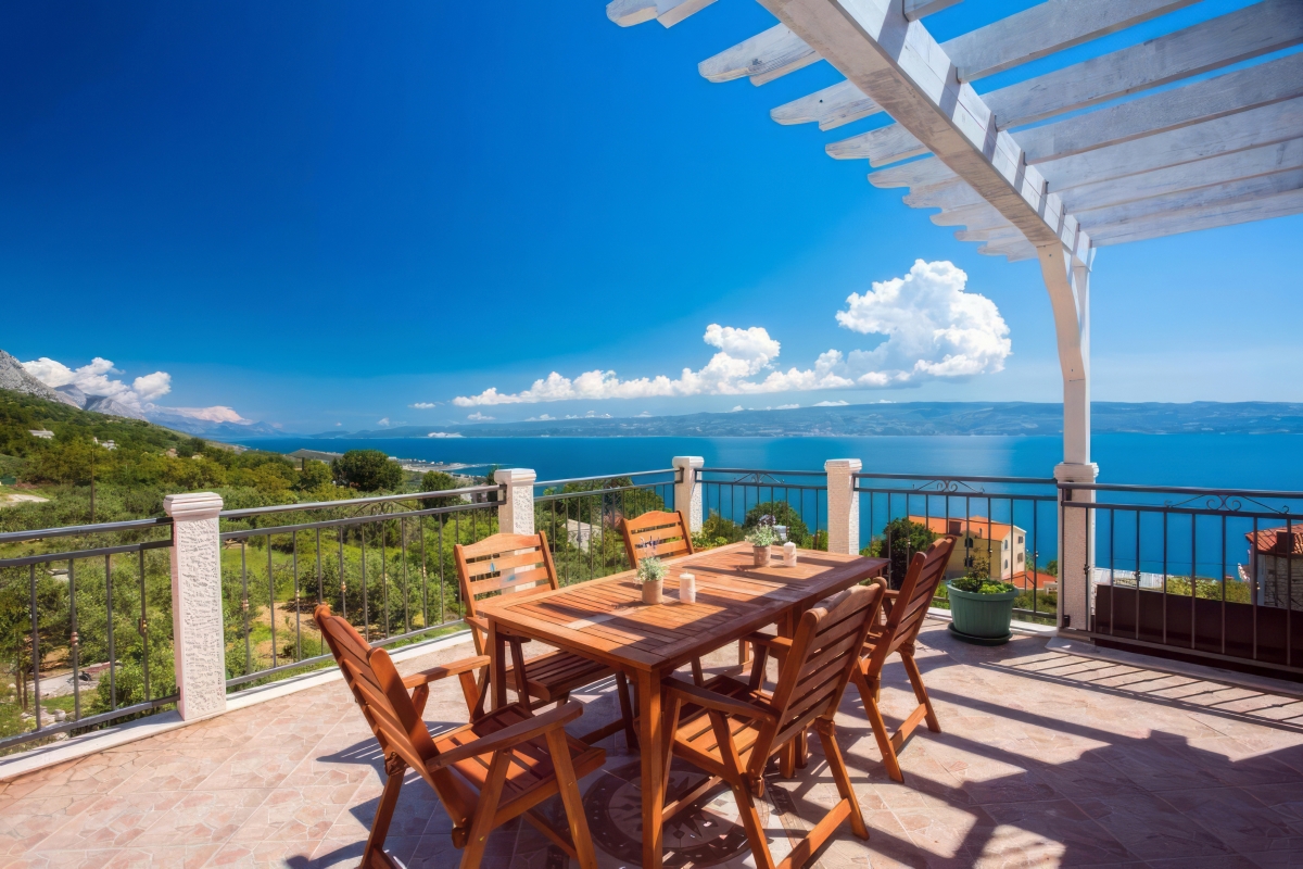 Casa in pietra con piscina e vista mare aperta