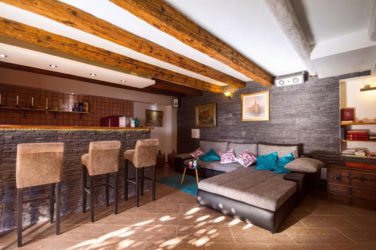 Casa in pietra con piscina e vista mare aperta