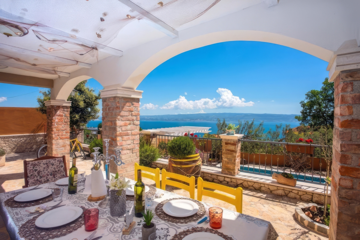 Casa in pietra con piscina e vista mare aperta