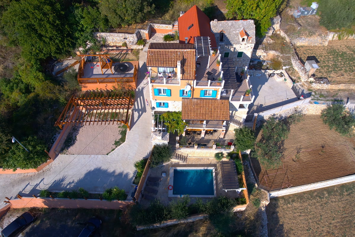 Casa in pietra con piscina e vista mare aperta
