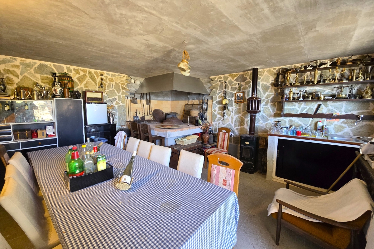 Casa in pietra con piscina e vista mare aperta