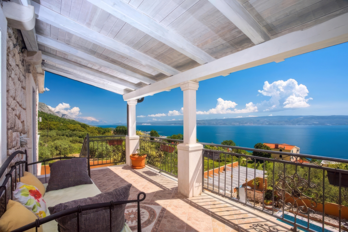 Casa in pietra con piscina e vista mare aperta