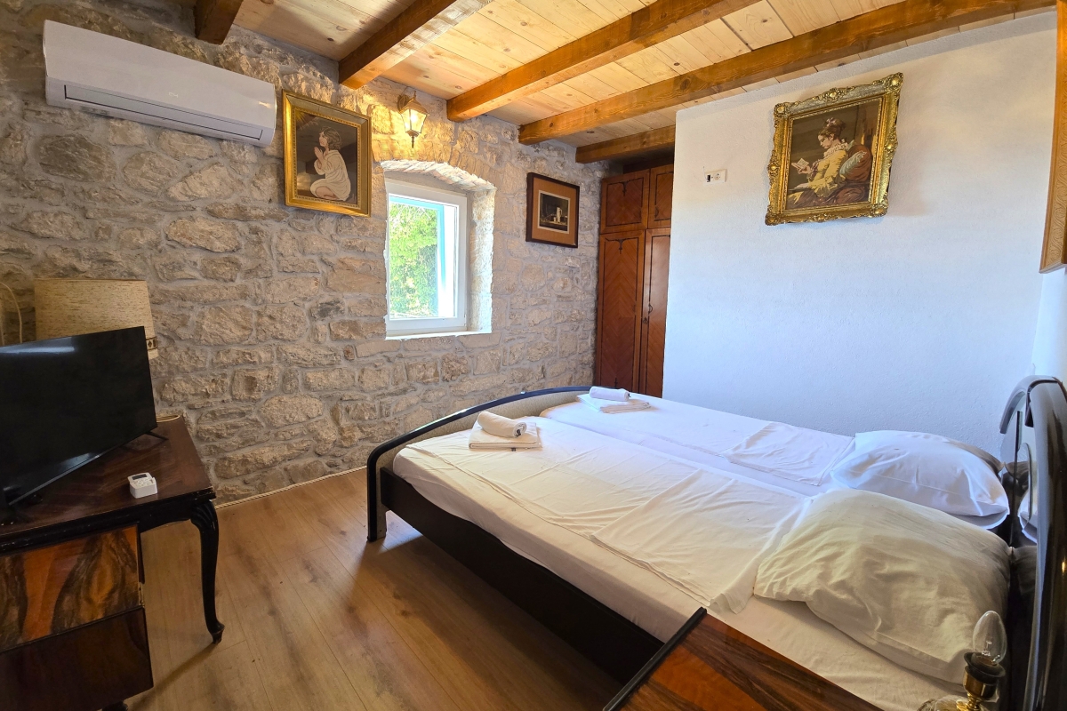 Casa in pietra con piscina e vista mare aperta