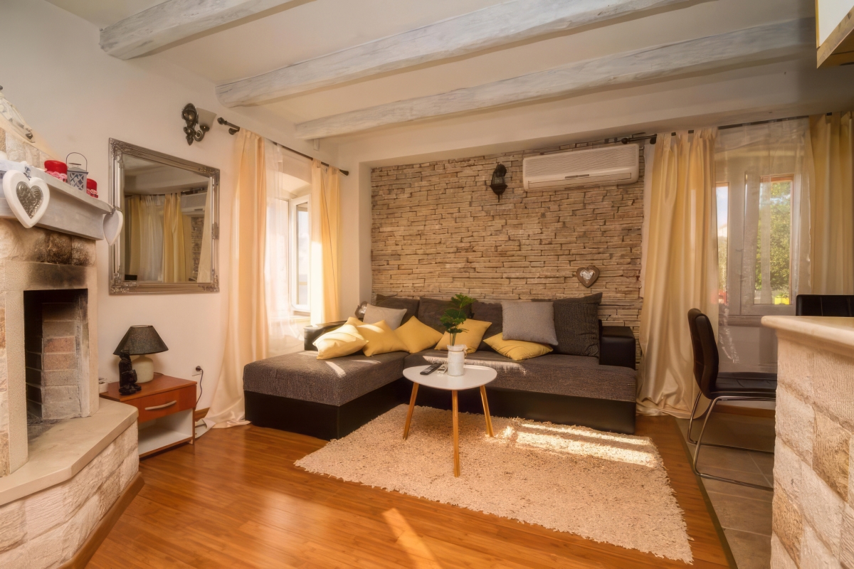 Casa in pietra con piscina e vista mare aperta