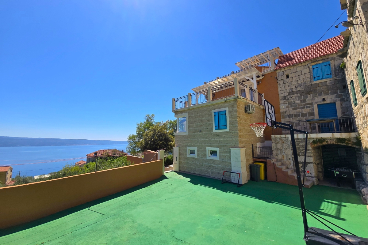 Casa in pietra con piscina e vista mare aperta