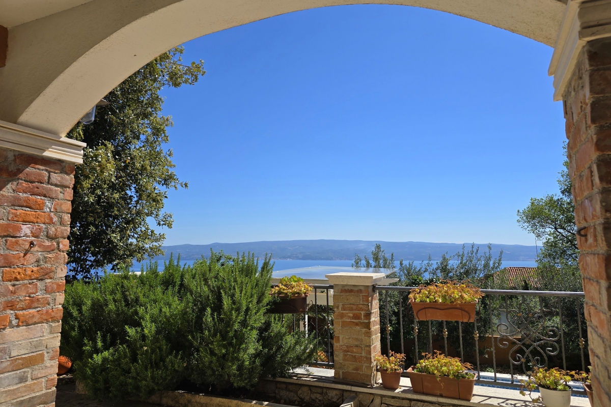 Casa in pietra con piscina e vista mare aperta