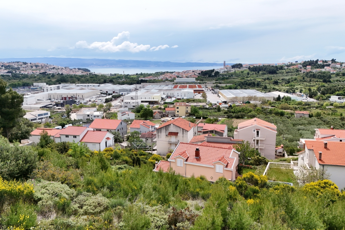 Terreno edificabile per la costruzione di una casa unifamiliare in una zona tranquilla di Spalato
