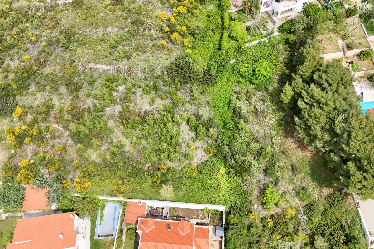 Terreno edificabile per la costruzione di una casa unifamiliare in una zona tranquilla di Spalato