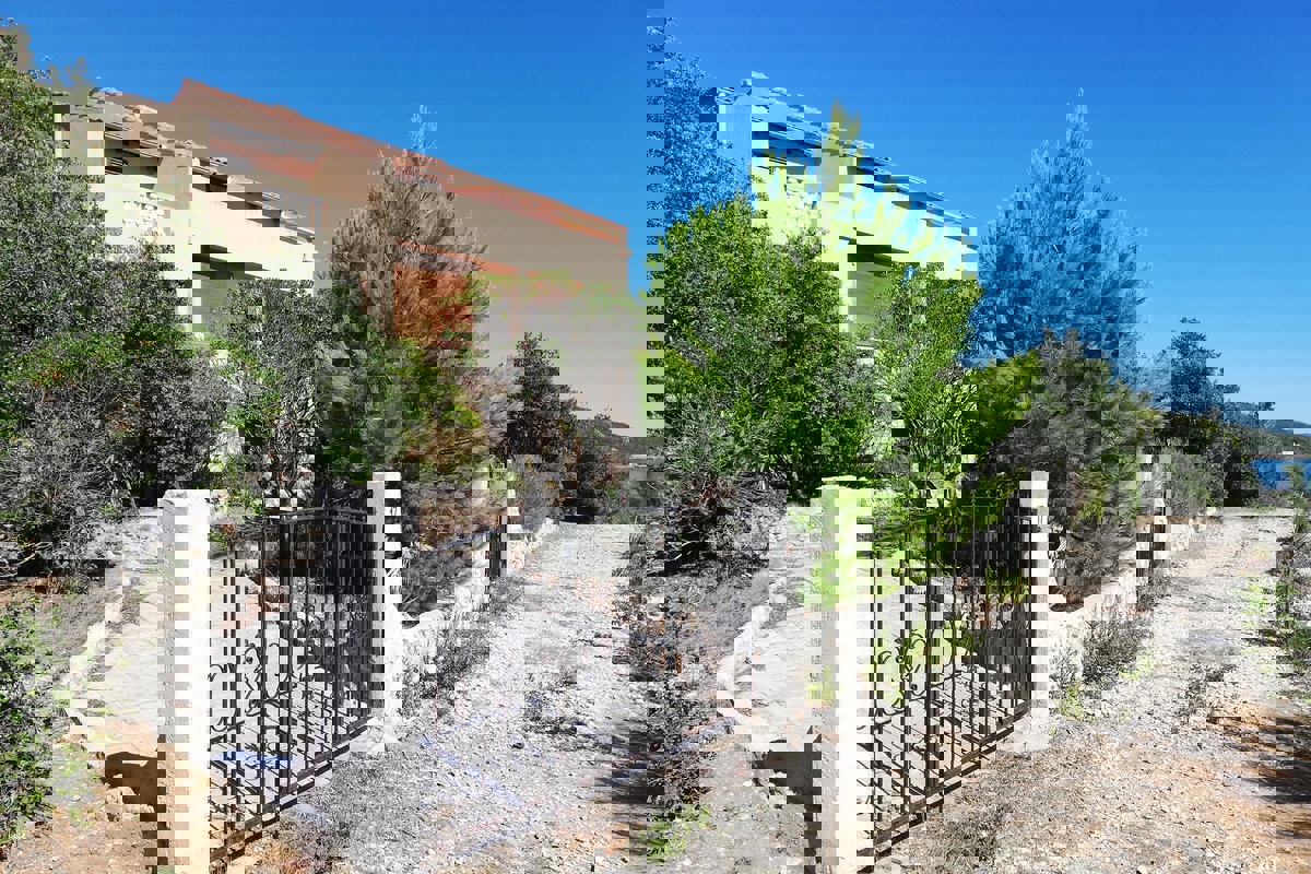 Casa indipendente sulla piccola isola di Rivanj, prima fila al mare