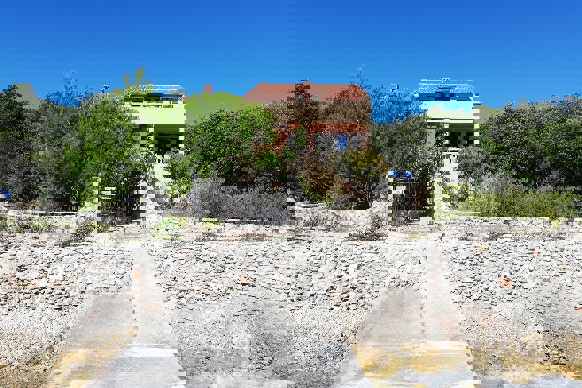 Casa indipendente sulla piccola isola di Rivanj, prima fila al mare