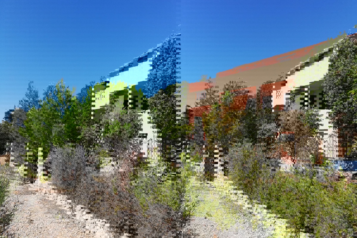 Casa indipendente sulla piccola isola di Rivanj, prima fila al mare