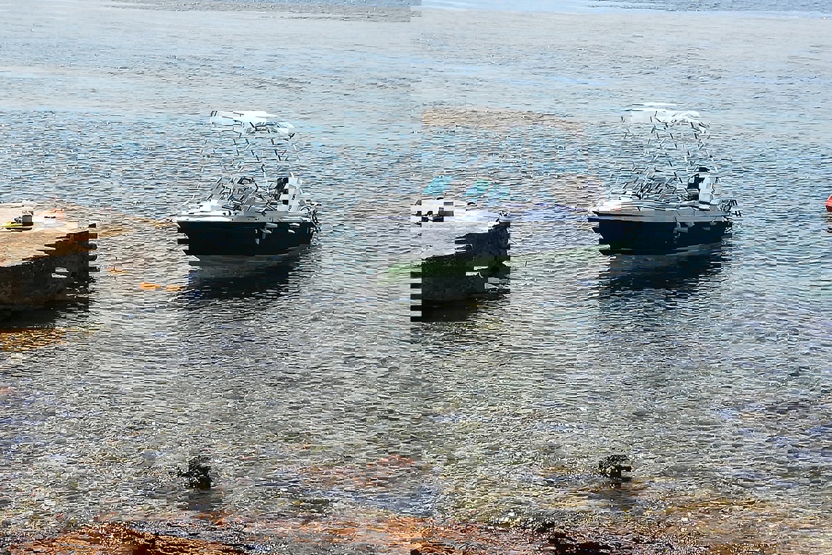 Casa indipendente sulla piccola isola di Rivanj, prima fila al mare