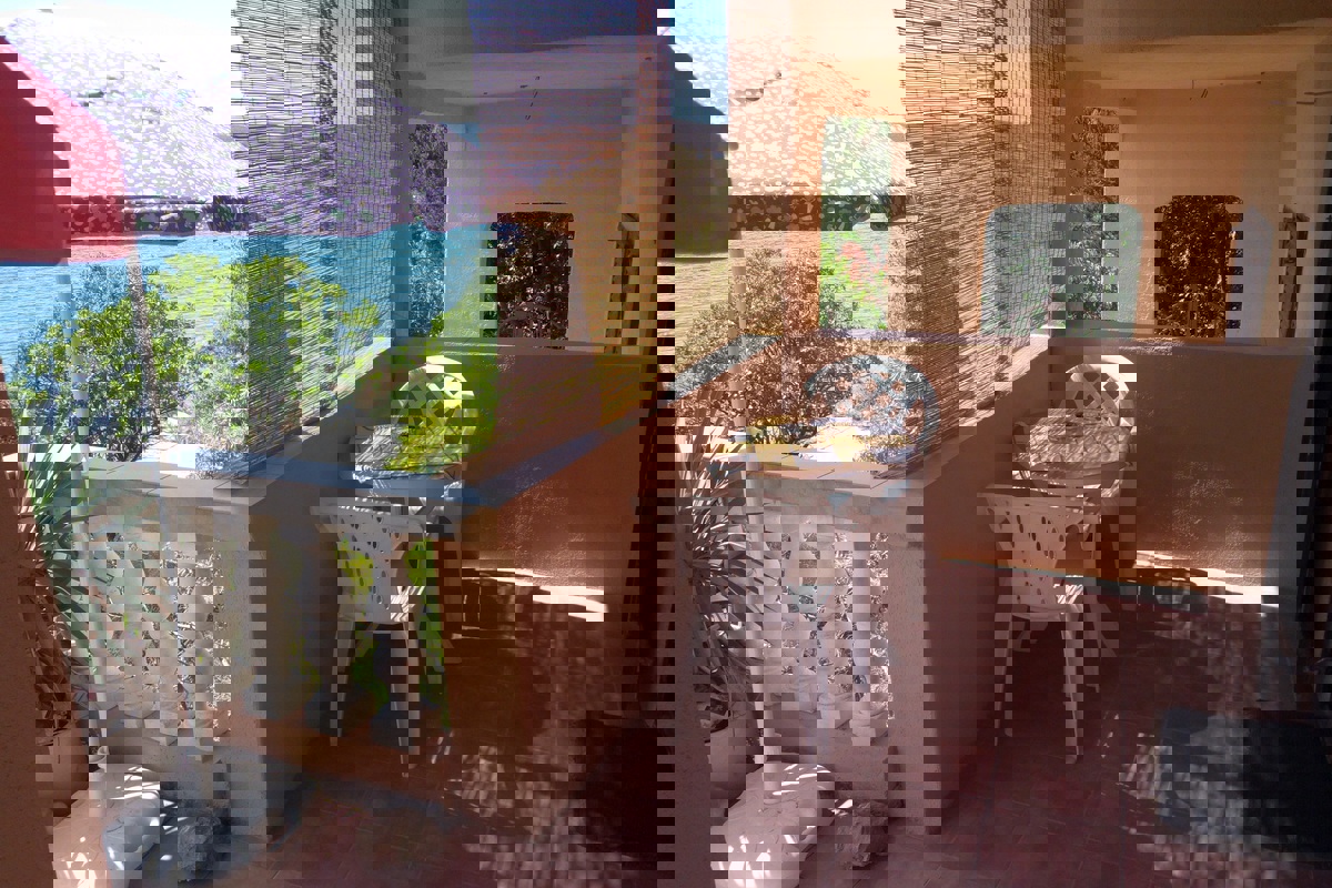 Casa indipendente sulla piccola isola di Rivanj, prima fila al mare