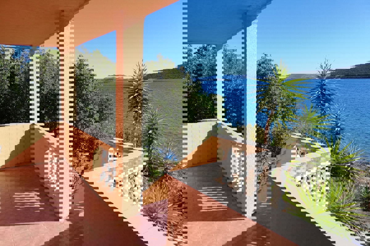 Casa indipendente sulla piccola isola di Rivanj, prima fila al mare