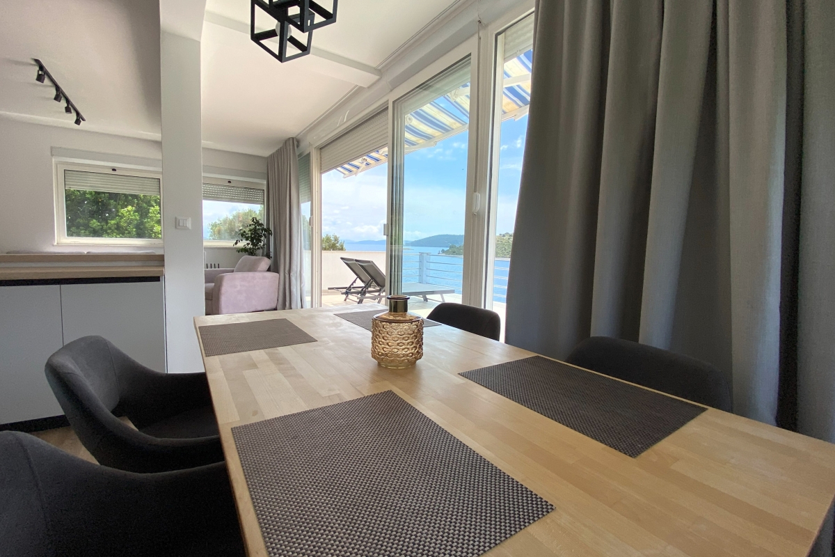 Villa con appartamenti in prima fila al mare