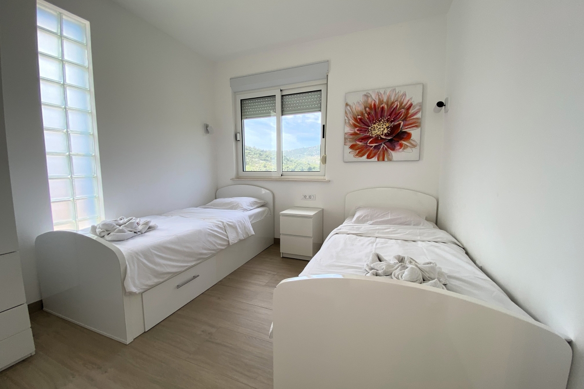 Villa con appartamenti in prima fila al mare