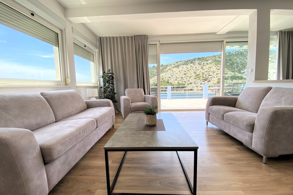 Villa con appartamenti in prima fila al mare